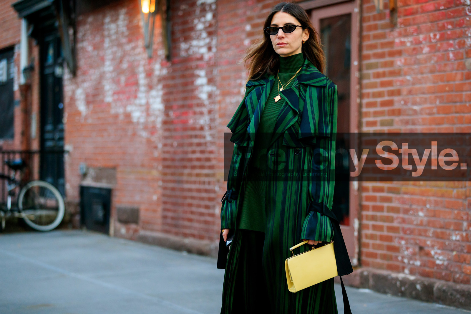 graphic jacket, graphic pants, green coat, green pants, green sweater, jen wonders, leather bag, necklace, printed jacket, printed pants, striped coat, striped pants, sunglasses, tone on tone, total look green, trousers, turtleneck sweater, yellow bag, street style, jonathan paciullo, frenchystyle, NYFW, NEW YORK, AUTUMN WINTER 2019-2020, AW 19-20, FALL WINTER 2019-2020, FW 19-20, fashion week, FW, atmosphere details, horizontal, detail