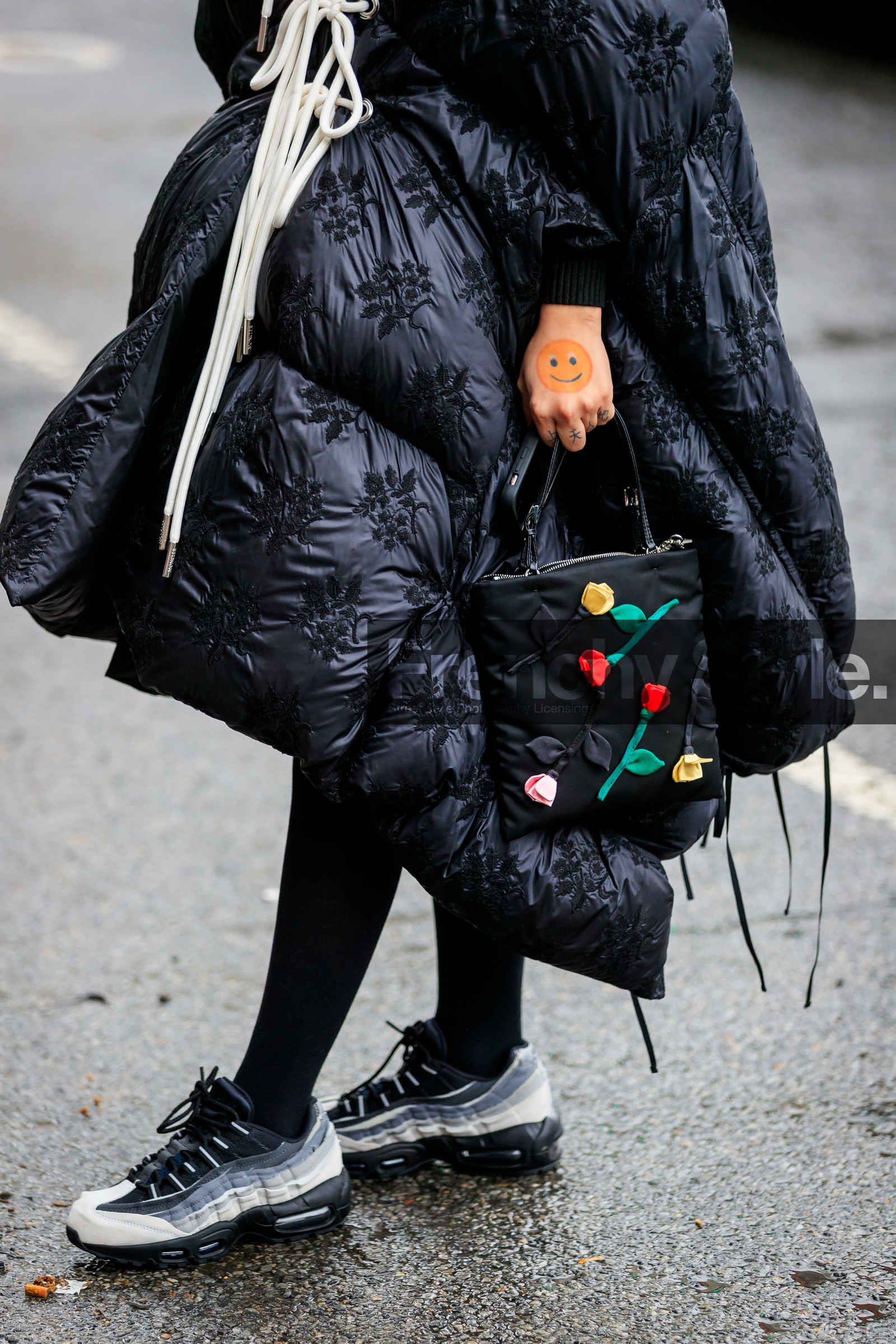 moncler coat, black coat, down jacket, laced coat, brocart coat, nike shoes, black sneackers, grey sneakers, light grey sneakers, black tights, black bag, floral embroidered bag, hand bag, close up detail, legs detail, shoes detail, bag detail, asymetrical coat, oversize coat, fashion week, frenchystyle, FW, jonathan paciullo, street style, AUTUMN WINTER 2020-2021, FALL WINTER 2020-2021, FW 20-21, vertical, atmosphere details, detail, NYFW, NEW YORK