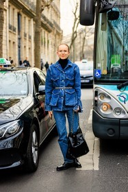 total denim look, golden belt, transparent glasses, denim jacket, classic jeans, black handbag, chanel bag, black shoes, alexandra carl, street style, jonathan paciullo, FW, frenchystyle, fashion week, AUTUMN WINTER 2022-2023, FALL WINTER 2022_2023, FW 22-23, PFW, PARIS, full length, vertical, chanel belt