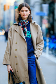 model, beige trench coat, black hoodie, black scarf, silk scarf, printed scarf, letter printed scarf, letter printed sweatshirt, letter printed hoodie, blue jeans, denim, checked scarf, fashion week, frenchystyle, FW, jonathan paciullo, street style, FALL WINTER 2020-2021, AUTUMN WINTER 2020-2021, FW 20-21, vertical, atmosphere details, detail, NYFW, NEW YORK