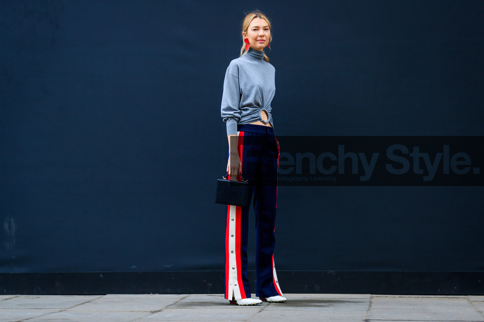 atmosphere details, AUTUMN WINTER 2017-2018, AW 17-18, black bag, blue pants, earrings, FALL WINTER 2017-2018, fashion week, frenchystyle, full length, FW, FW 17-18, graphic sweater, grey sweater, horizontal, jonathan paciullo, leather bag, leather shoes, LFW, LONDON, roberta benteler, sportswear, street style, sweatpants, trousers, turtleneck sweater, white shoes