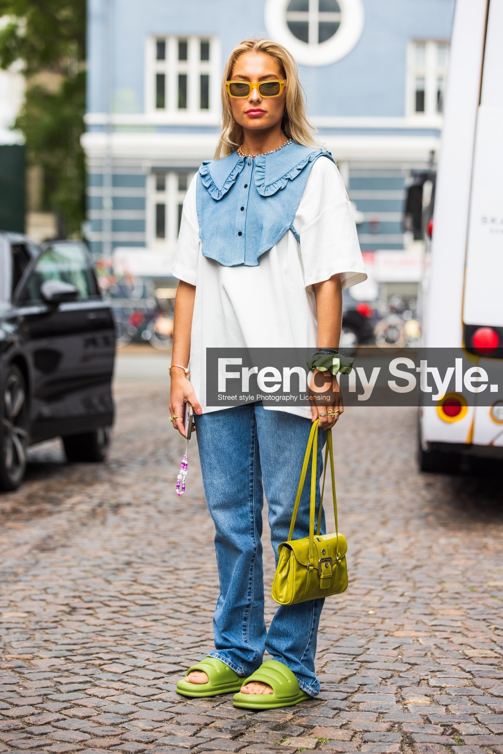 Maria Wos, blue collar, denim, denim collar, white t-shirt, oversize t-shirt, yellow sunglasses, golden ring, multi rings, green leather bag, green leather shoes, green leather sandals, green leather slippers, flat sandals, flare jeans, flat slippers, light blue jeans, blue jeans, square shape glasses, fashion week, frenchystyle, FW, jonathan paciullo, street style, SPRING SUMMER 2022, SS 22, COPENHAGEN, CPHFW, vertical, full length