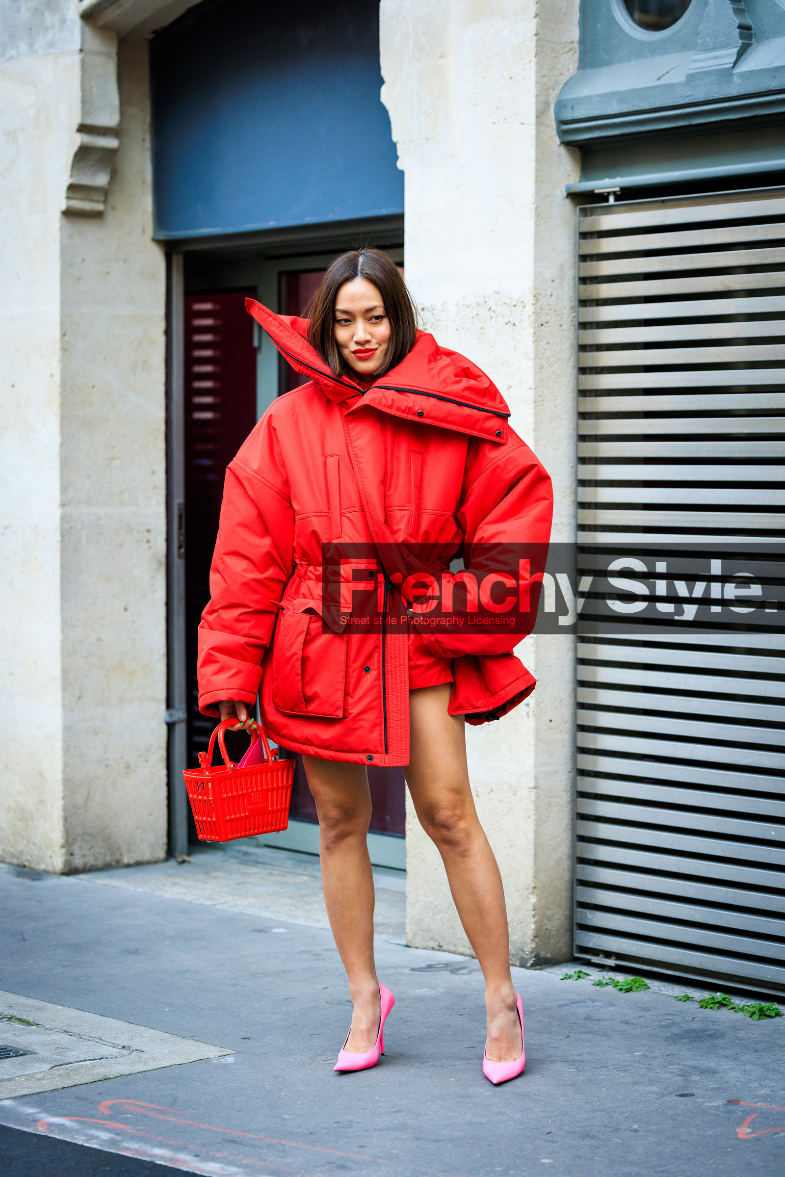 red jacket, wintet coat, puffed jacket, red lips, basket bag, red handbag, pink heels, valentino, Tiffany Hsu, street style, jonathan paciullo, FW, frenchystyle, fashion week, AUTUMN WINTER 2022-2023, FALL WINTER 2022_2023, FW 22-23, PARIS, PFW, full length, vertical