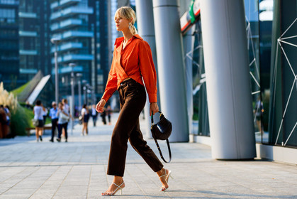 brown bag, brown denim, denim pants, earrings, high heels, jeans, leather bag, leather shoes, linda tol, orange shirt, the row, trousers, white shoes, fashion week, frenchystyle, FW, jonathan paciullo, street style, MFW, MILAN, SPRING SUMMER 2019, SS 19, atmosphere details, horizontal, full length