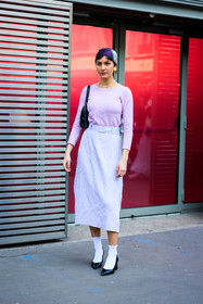 total lila look, purple scarf, printed scarf, lila shirt, light lila skirt, midi skirt, white socks, black heels, black stilettos, black handbag, pearl studs, pearl necklace, street style, jonathan paciullo, FW, frenchystyle, fashion week, AUTUMN WINTER 2022-2023, FALL WINTER 2022_2023, FW 22-23, PFW, PARIS, full length, vertical
