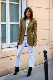Emmanuelle Alt, kaki jacket, white t-shirt, white jeans, flare jeans, used jeans, cartier bracelet, golden bracelet, black leather belt, black suede boots, high heels boots, PARIS, PFW, SPRING SUMMER 2020, SS 20, fashion week, frenchystyle, FW, jonathan paciullo, street style, vertical, full length