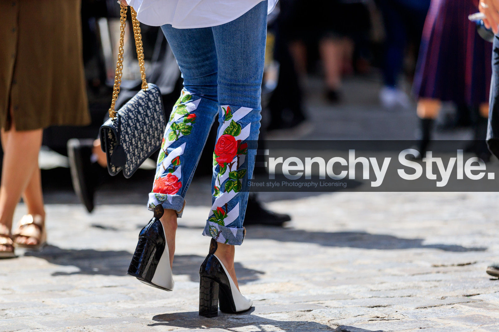 atmosphere details, back detail, black and white shoes, black bag, blue denim, christian dior, denim pants, detail, fashion week, frenchystyle, FW, high heels, horizontal, jeans, jonathan paciullo, leather bag, leather shoes, monogram, NEW YORK, NYFW, off white, printed bag, SPRING SUMMER 2018, SS 18, street style, sunglasses, trousers, white shirt