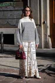 white pullover, white skirt, printed skirt, geometrical printed skirt, silk skirt, burgundy leather bag, quilted bag, hand bag, turtleneck pullover, polka dots pullover, embroidered pullover, geometrical printed pullover, square shape glasses, metalic frame sunglasses, blue sunglasses, smoked sunglasses, white leather boots, long skirt, pleated skirt, maison scotch skirt, white total look, black and white total look, silk pants, printed pants, geometrical printed pants, pleated pants, white pants, sarah lou falk, street style, jonathan paciullo, FW, frenchystyle, fashion week, MFW, MILAN, SPRING SUMMER 2021, SS 21, vertical, full length