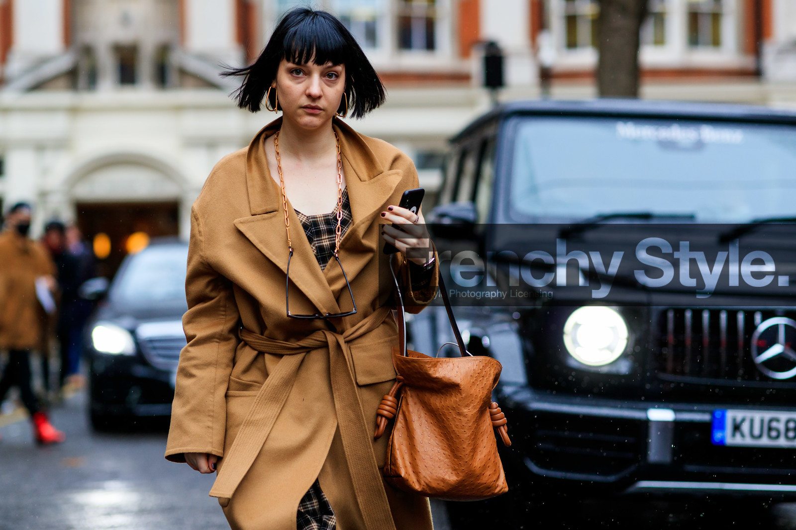 camel bag, camel coat, leather bag, loewe, LONDON, LFW, fashion week, frenchystyle, FW, jonathan paciullo, street style, AUTUMN WINTER 2019-2020, AW 19-20, FW 19-20, FALL WINTER 2019-2020, horizontal, atmosphere details, detail