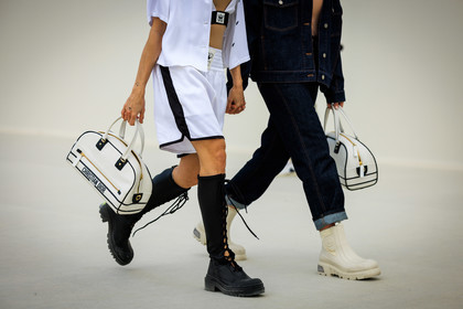 dior handbag, white handbag, white short, close up, details, highboots, black boots, laced boots, dior, white shirt, white bottines, jeans, fashion week, frenchystyle, FW, jonathan paciullo, street style, AUTUMN WINTER 2022-2023, FALL WINTER 2022_2023, FW 22-23, PFW, PARIS, horizontal, atmosphere details, detail