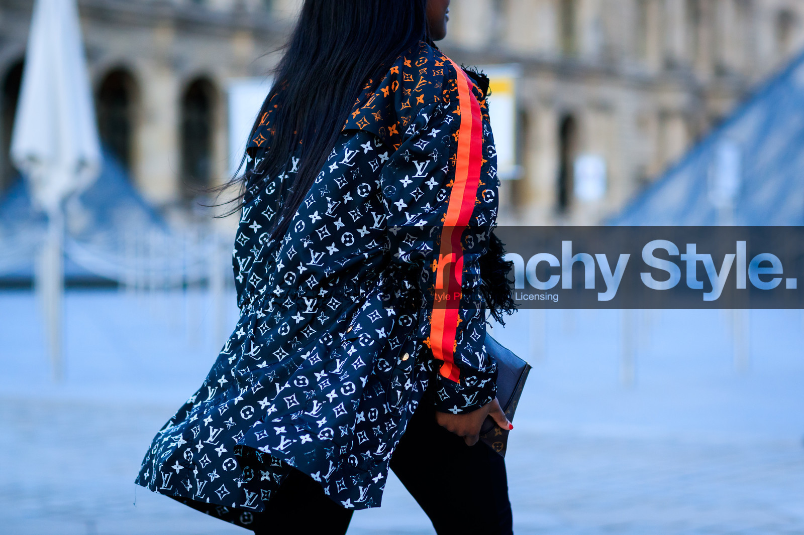 black jacket, graphic jacket, leather bag, louis vuitton, monogram, printed jacket, trousers, street style, jonathan paciullo, FW, frenchystyle, fashion week, PFW, PARIS, AUTUMN WINTER 2018-2019, FALL WINTER 2018-2019, FW 18-19, horizontal, atmosphere details