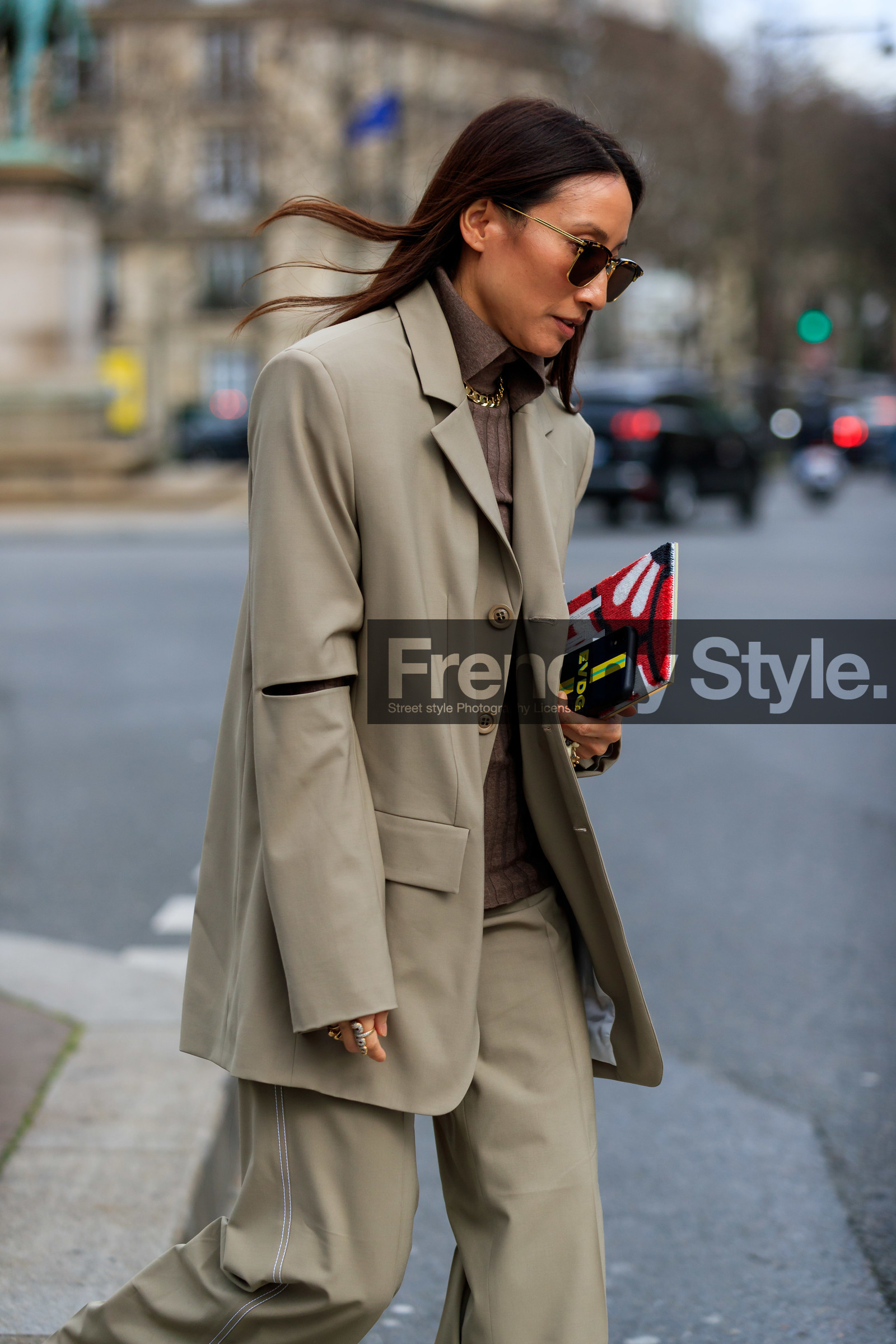 elizabeth von der goltz, light beige jacket, light beige leather pants, metalic frame sunglasses, scale sunglasses, bottega veneta sunglasses, loose pants, fashion week, frenchystyle, FW, jonathan paciullo, street style, PFW, PARIS, vertical, atmosphere details, detail