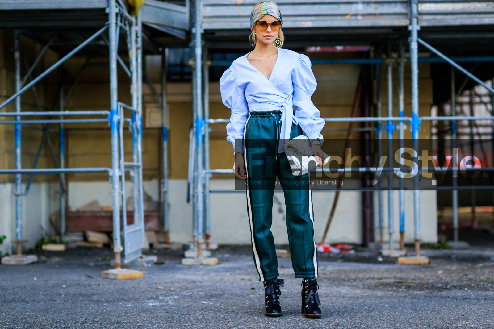 atmosphere details, AUTUMN WINTER 2017-2018, AW 17-18, black shoes, blue shirt, caro daur, emerald, FALL WINTER 2017-2018, fashion week, frenchystyle, full length, FW, FW 17-18, green pants, headband, horizontal, jonathan paciullo, leather bag, leather shoes, MFW, MILAN, miu miu, street style, sunglasses, sweatpants, trousers, white bag