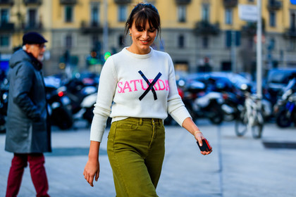 green pants, message, printed sweater, trousers, white sweater, fashion week, frenchystyle, FW, jonathan paciullo, street style, MFW, MILAN, AUTUMN WINTER 2019-2020, AW 19-20, FALL WINTER 2019-2020, FW 19-20, atmosphere details, detail, horizontal
