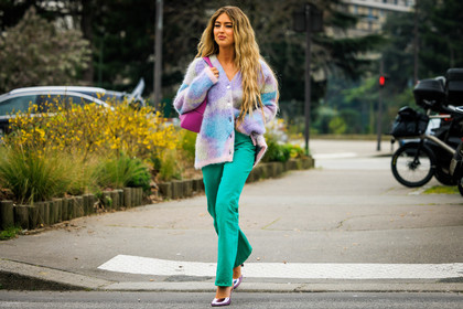 curly hair, lila cardigan, multicolor cardigan, pink bag, green pants, highwaist trousers, shiny heels, emili sindlev, street style, jonathan paciullo, FW, frenchystyle, fashion week, AUTUMN WINTER 2022-2023, FALL WINTER 2022_2023, FW 22-23, PFW, PARIS, horizontal, atmosphere details, full length
