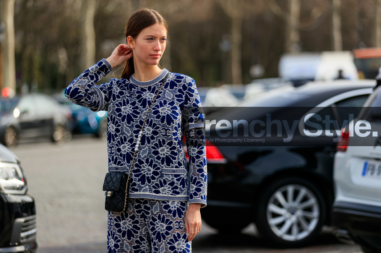 navy blue pants, navy blue pullover, white pants, white pullover, floral embroidered pullover, floral embroidered pants, floral printed pants, floral printed pullover, jacquard pullover, jacquard pants, knit pants, knitwear, black leather bag, crossbody bag, square shape bag, quilted bag, chanel bag, chanel pullover, chanel pants, fashion week, frenchystyle, FW, jonathan paciullo, street style, PFW, PARIS, horizontal, atmosphere details, detail