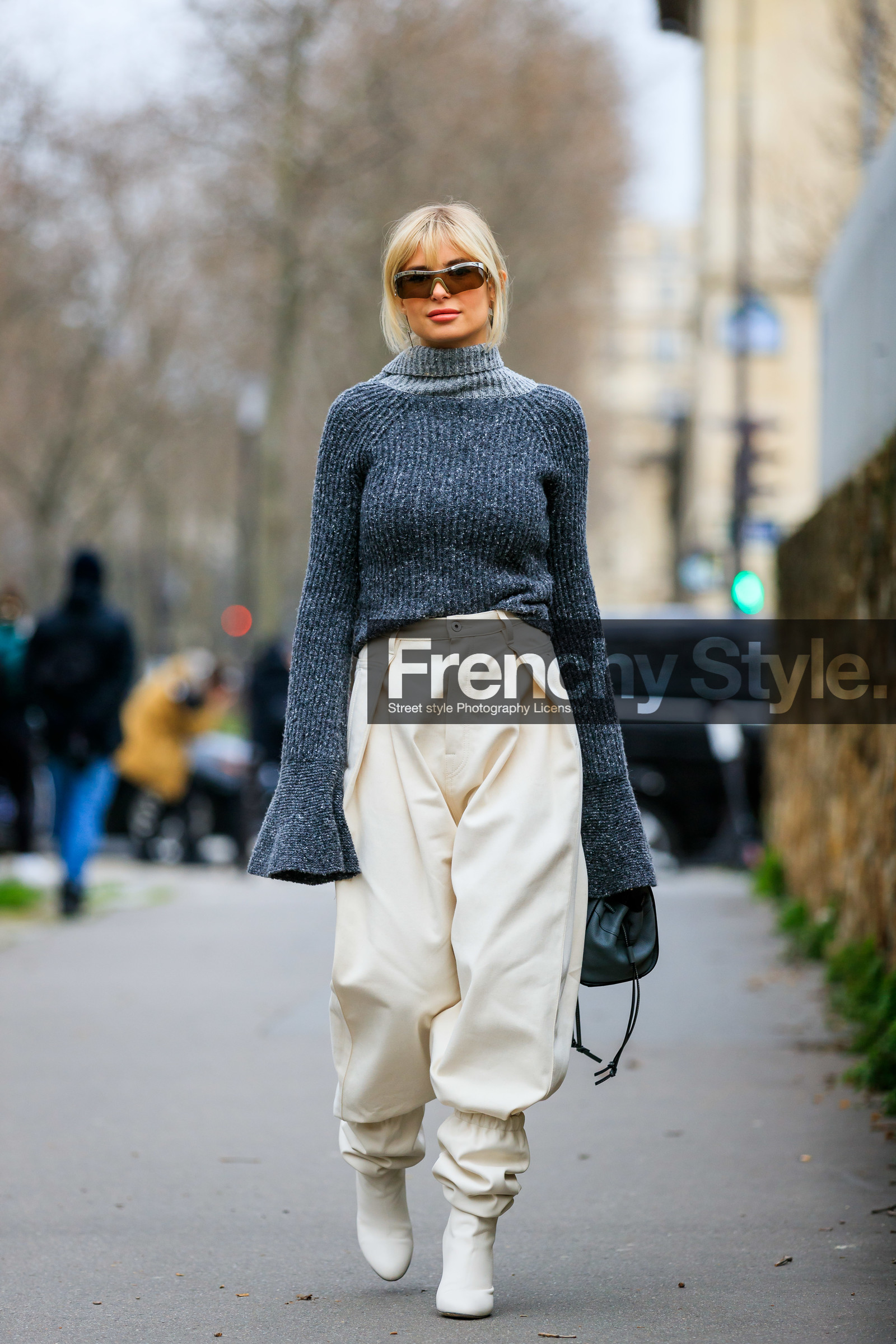 xnenia adonts, grey pullover, oversize sleeves, white hat, white jeans, carrot pants, oversize jeans, denim, grey leather bag, white leather boots, loewe bag, loewe pullover, loewe look, loewe pants, loewe sunglasses, metalic frame sunglasses, futurist shape sunglasses, hand bag, fashion week, frenchystyle, FW, jonathan paciullo, street style, PFW, PARIS, AUTUMN WINTER 2020-2021, FALL WINTER 2020-2021, FW 20-21, vertical, full length