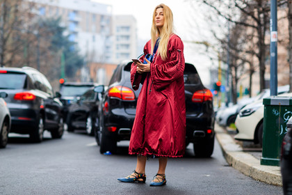 ada kokosar, atmosphere details, AUTUMN WINTER 2017-2018, AW 17-18, blue bag, blue shoes, FALL WINTER 2017-2018, fashion week, frenchystyle, full length, FW, FW 17-18, horizontal, jonathan paciullo, leather bag, leather shoes, long coat, MFW, MILAN, parka, raincoat, red coat, street style, suede shoes