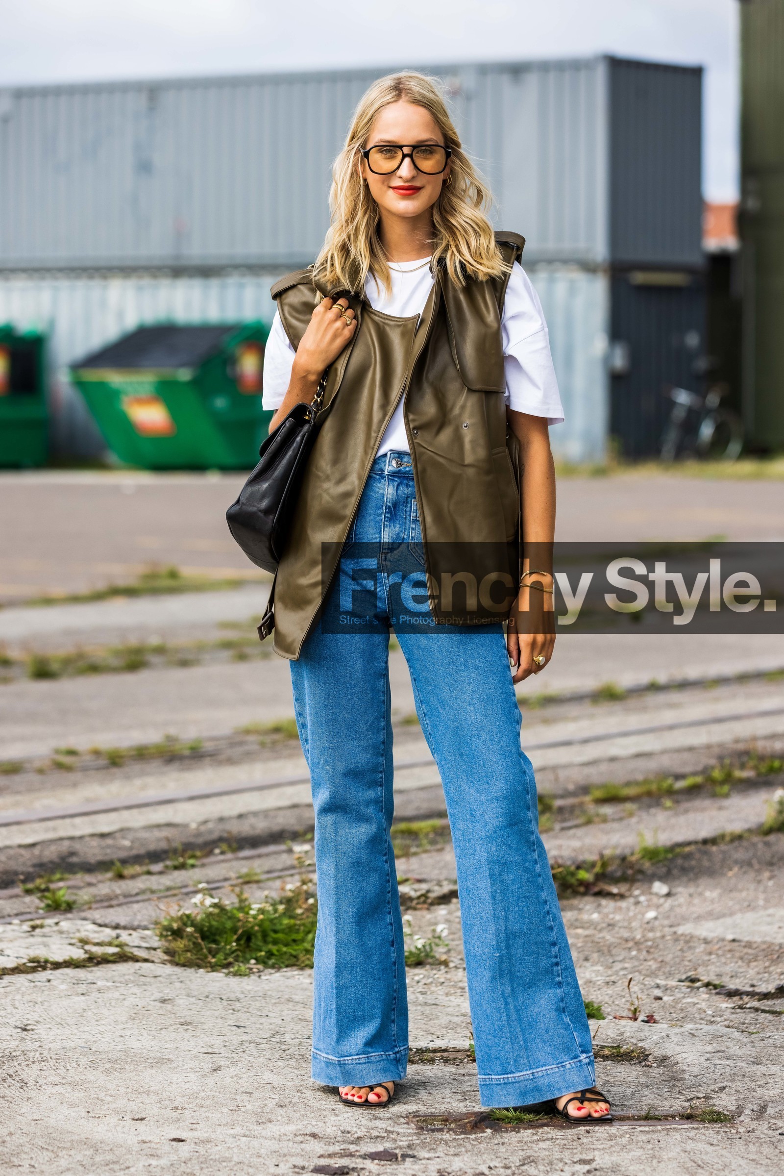 Louisa Theresa, kaki leather jacket, kaki leather perfecto, oversize jacket, oversize perfecto, sleeveless jacket, sleeveless perfecto, white t-shirt, aviator sunglasses, black sunglasses, light blue jeans, flare jeans, fashion week, frenchystyle, FW, jonathan paciullo, street style, SPRING SUMMER 2022, SS 22, COPENHAGEN, CPHFW, vertical, full length