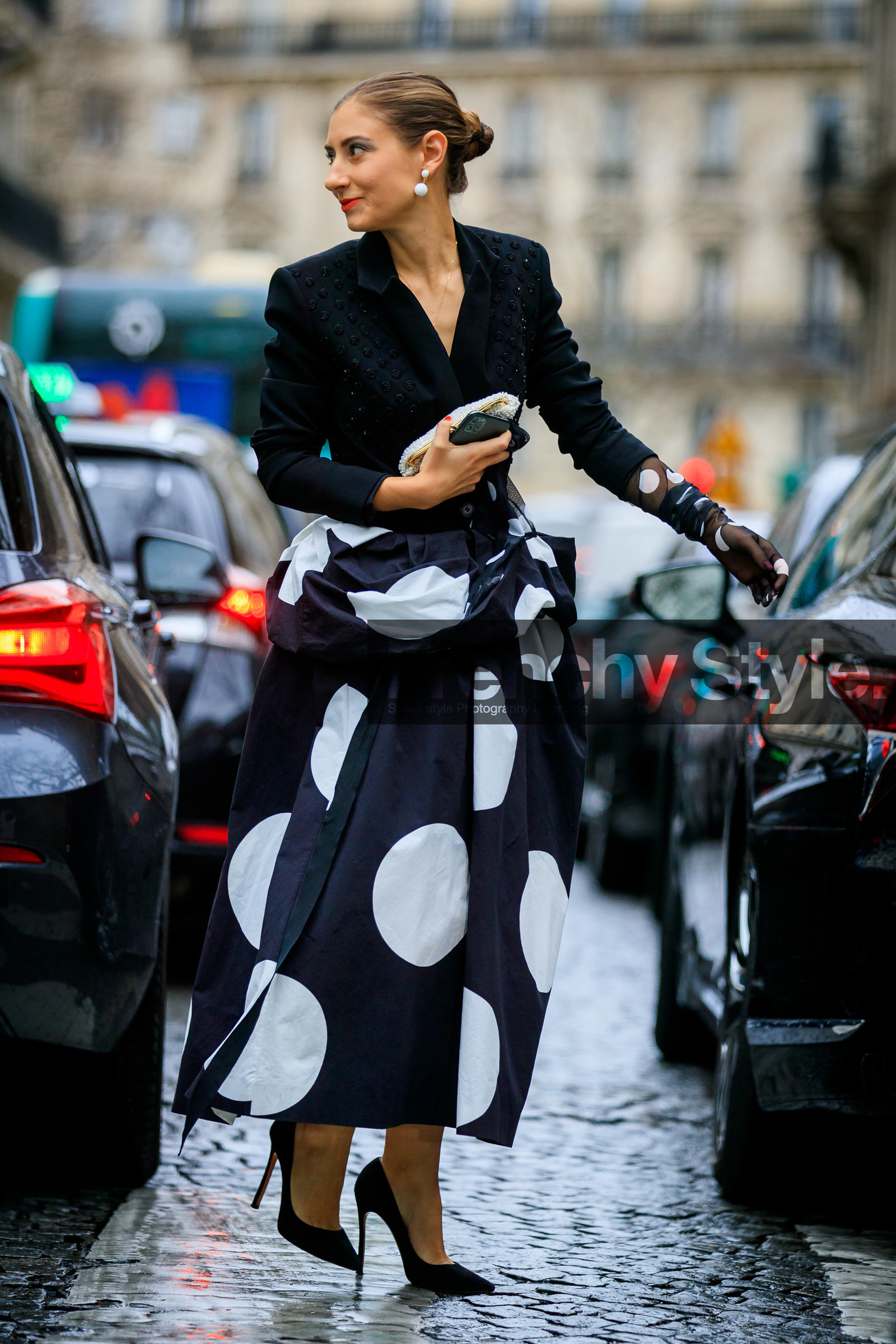 jenny walton, black jacket, black skirt, white skirt, bicolor skirt, low necked jacket, pearl embroidered jacket, polka dots skirt, ruffle skirt, pearls bag, white clutch, polka dots gloves, black gloves, white gloves, white earrings, pearl earrings, round shape earrings, dangling earrings, stone necklace, black necklace, red lipstick, grey eyeshadows, make up, make up details, long skirt, black suede shoes, pump, fashion week, frenchystyle, FW, jonathan paciullo, street style, PFW, PARIS, AUTUMN WINTER 2020-2021, FALL WINTER 2020-2021, FW 20-21, vertical, full length