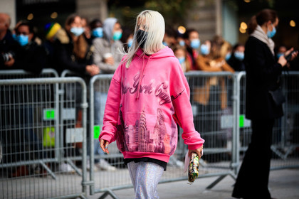 pink hoodie, printed hoodie, balenciaga hoodie, silvered pants, nail art, nails details, letter printed hoodie, covid face mask, PARIS, PFW, fashion week, frenchystyle, FW, jonathan paciullo, street style, SPRING SUMMER 2021, SS 21, horizontal, atmosphere details, detail