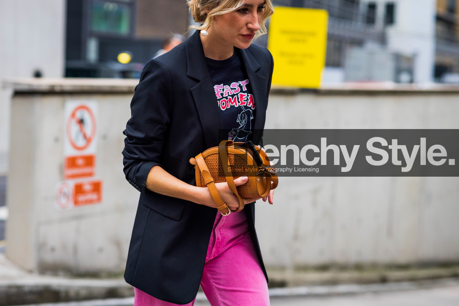 crossbody bag, handbag, blazer, black, pink, pants, tshirt, fashion week, frenchystyle, FW, jonathan paciullo, street style, SPRING SUMMER 2022, SS 22, LFW, LONDON, horizontal, atmosphere details, detail