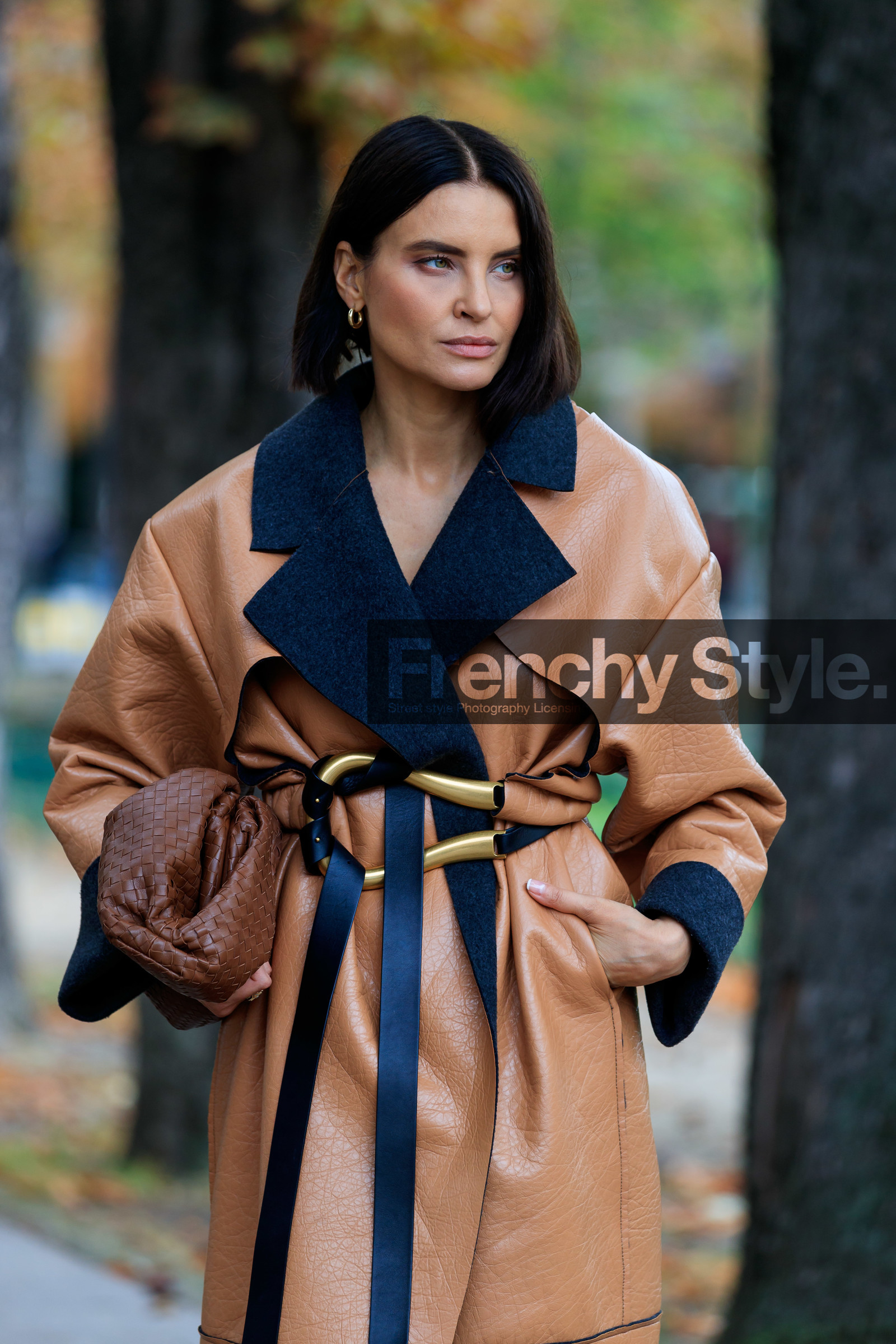 bottega veneta bag, bottega veneta look, bottega veneta coat, bottega veneta belt, camel leather coat, oversize coat, belted coat, black leather belt, brown leather clutch, brown leather bag, plaited bag, plaited leather bag, fashion week, frenchystyle, FW, jonathan paciullo, street style, SPRING SUMMER 2020, SS 20, PFW, PARIS, vertical, atmosphere details, detail