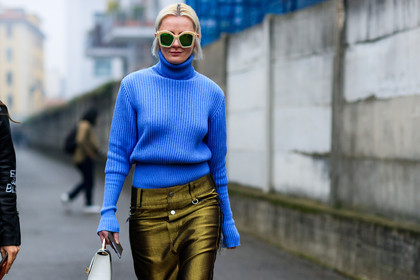 atmosphere details, AUTUMN WINTER 2017-2018, AW 17-18, blue sweater, bronze, detail, FALL WINTER 2017-2018, fashion week, frenchystyle, fun sunglasses, FW, FW 17-18, horizontal, jonathan paciullo, leather bag, metallic skirt, MFW, MILAN, street style, sunglasses, turtleneck sweater, white bag