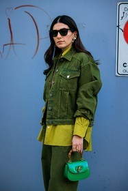 details, close up, mini hanbag, green pants, denim pants, golden cuffs, golden bracelets, bamboo bag, gucci bag, mini gucic bag, bamboo gucci, golden rings, golden ring, green shirt, green handbag, black sunglasses, earcuffs, silver earrings, street style, jonathan paciullo, FW, frenchystyle, fashion week, MFW, MILAN, FALL WINTER 2022_2023, AUTUMN WINTER 2022-2023, FW 22-23, vertical, atmosphere details