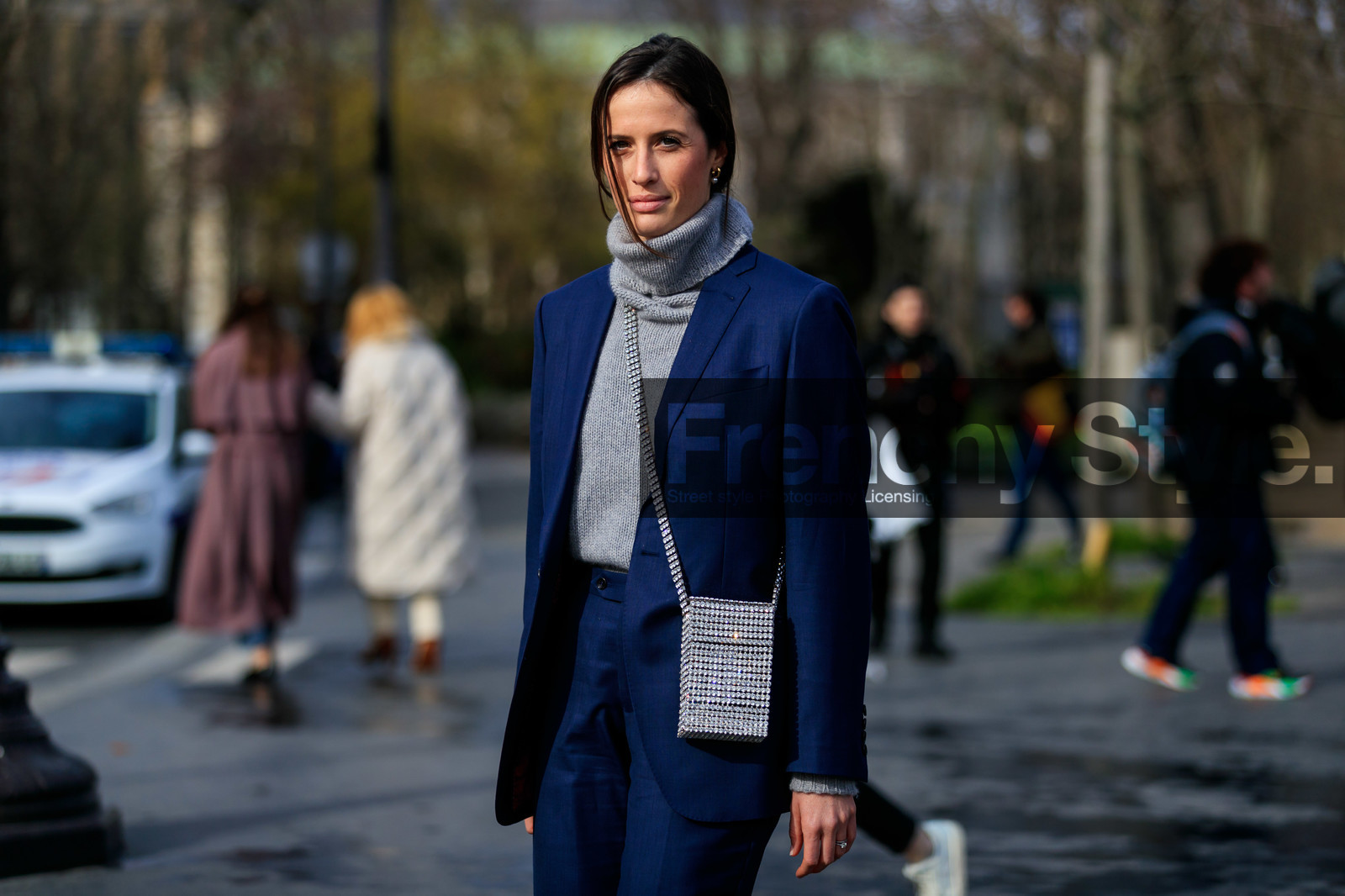 astrid boutrot, navy blue jacket, navy blue pants, turtleneck pullover, light grey pullover, strassed bag, crossbody bag, silvered bag, box bag, square shape bag, fashion week, frenchystyle, FW, jonathan paciullo, street style, PFW, PARIS, horizontal, atmosphere details, detail