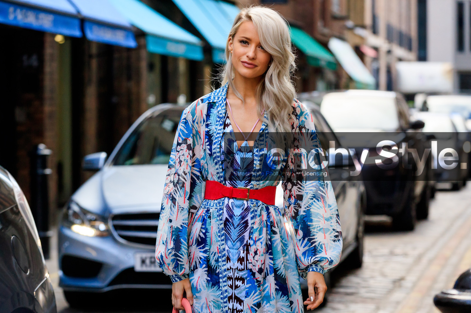 blue dress, graphic dress, printed dress, red belt, street style, jonathan paciullo, FW, frenchystyle, fashion week, LFW, LONDON, AUTUMN WINTER 2018-2019, AW 18-19, FALL WINTER 2018-2019, FW 18-19, horizontal, atmosphere details, detail