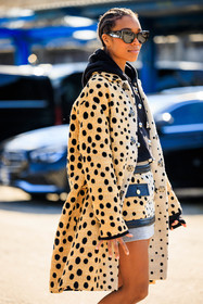 dotted full look, dotts look, black sunglasses, dotts hoodie, black hoodie, mini skirt, polka dots coat, beige coat, beige skirt, model, fashion week, frenchystyle, FW, jonathan paciullo, street style, vertical, atmosphere details, detail