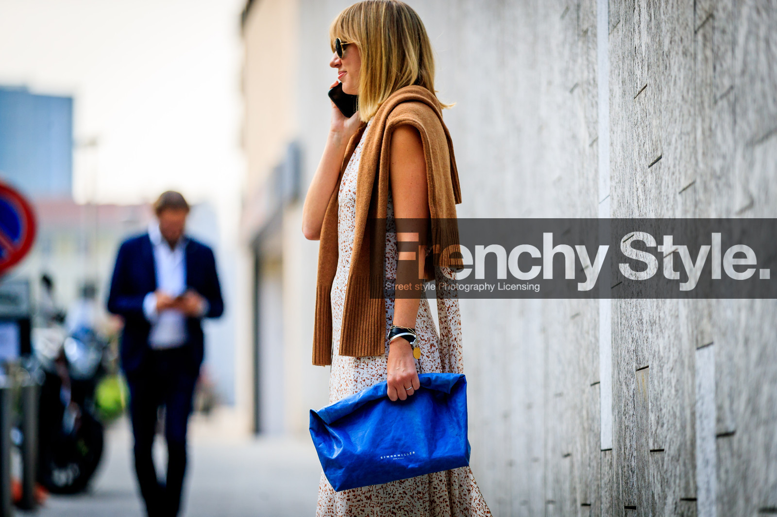 blue bag, brown sweater, graphic dress, leather bag, lisa aiken, printed dress, simon miller, sunglasses, white dress, fashion week, frenchystyle, FW, jonathan paciullo, street style, MFW, MILAN, SPRING SUMMER 2019, SS 19, atmosphere details, horizontal, detail