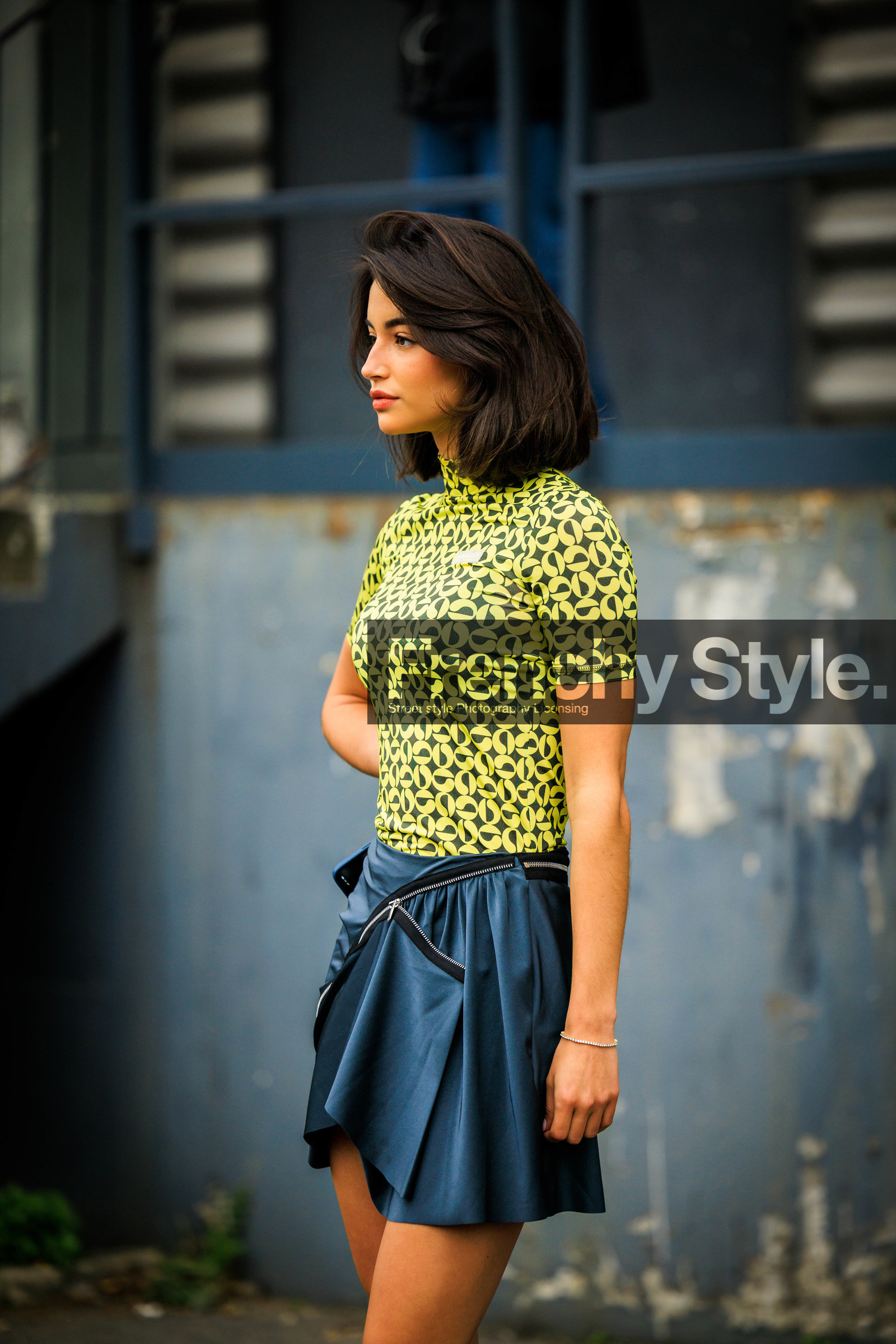 coperni top, yellow top, logo top, assymetric skirt, mini skirt, petrol blue skirt, coperni, street style, jonathan paciullo, FW, frenchystyle, fashion week, AUTUMN WINTER 2022-2023, FALL WINTER 2022_2023, FW 22-23, PFW, PARIS, vertical, detail