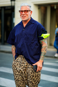 navy blue shirt, short sleeves shirt, leopard printed pants, beige pants, brown pants, tatoo, tatoo detail, scale sunglasses, nick wooster, fashion week, frenchystyle, FW, jonathan paciullo, street style, PFW, PARIS, SPRING SUMMER 2022, SS 22, vertical, atmosphere details, detail