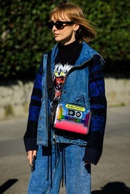 denim full look, cassette bag, crossbody bag, printed crossbody, printed pullover, black sunglasses, 80S look, fashion week, frenchystyle, FW, jonathan paciullo, street style, MFW, MILAN, AUTUMN WINTER 2022-2023, FALL WINTER 2022_2023, FW 22-23, vertical, atmosphere details