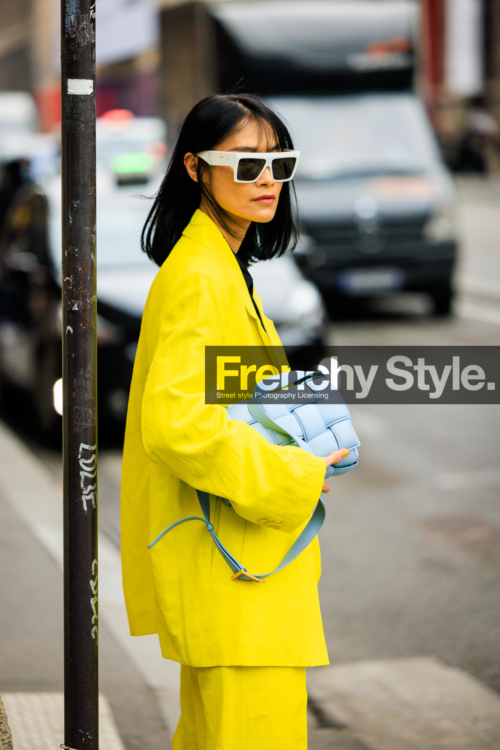 white sunglasses, yellow suit, black shirt, blue bag, bottega veneta bag, street style, jonathan paciullo, FW, frenchystyle, fashion week, AUTUMN WINTER 2022-2023, FALL WINTER 2022_2023, FW 22-23, PFW, PARIS, vertical, detail