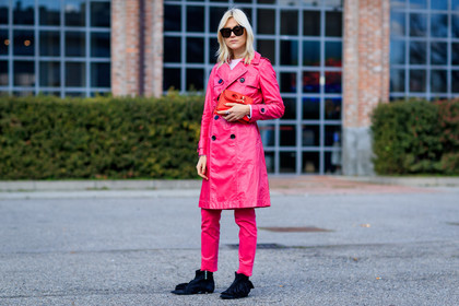 atmosphere details, AUTUMN WINTER 2017-2018, AW 17-18, black shoes, FALL WINTER 2017-2018, fashion week, frenchystyle, full length, FW, FW 17-18, horizontal, jonathan paciullo, jw anderson, leather bag, leather shoes, linda tol, MFW, MILAN, pink coat, pink pants, red bag, street style, sunglasses, tone on tone, total look pink, trench coat, trousers