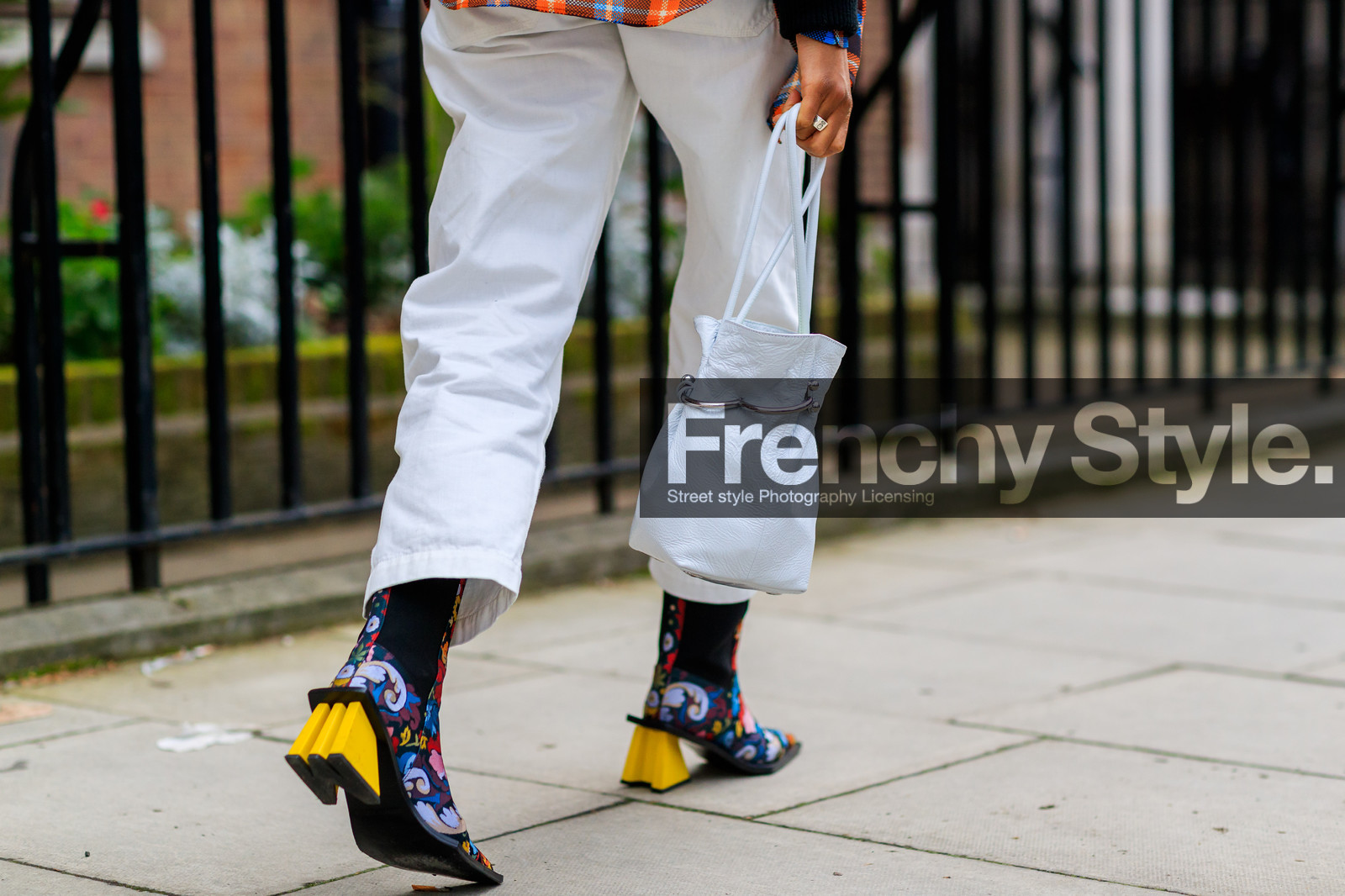 high heels, leather bag, leather shoes, multicolor shoes, printed shoes, trousers, white bag, white pants, yellow heels, street style, jonathan paciullo, FW, frenchystyle, fashion week, LFW, LONDON, AUTUMN WINTER 2018-2019, AW 18-19, FALL WINTER 2018-2019, FW 18-19, horizontal, atmosphere details, detail, donna wallace