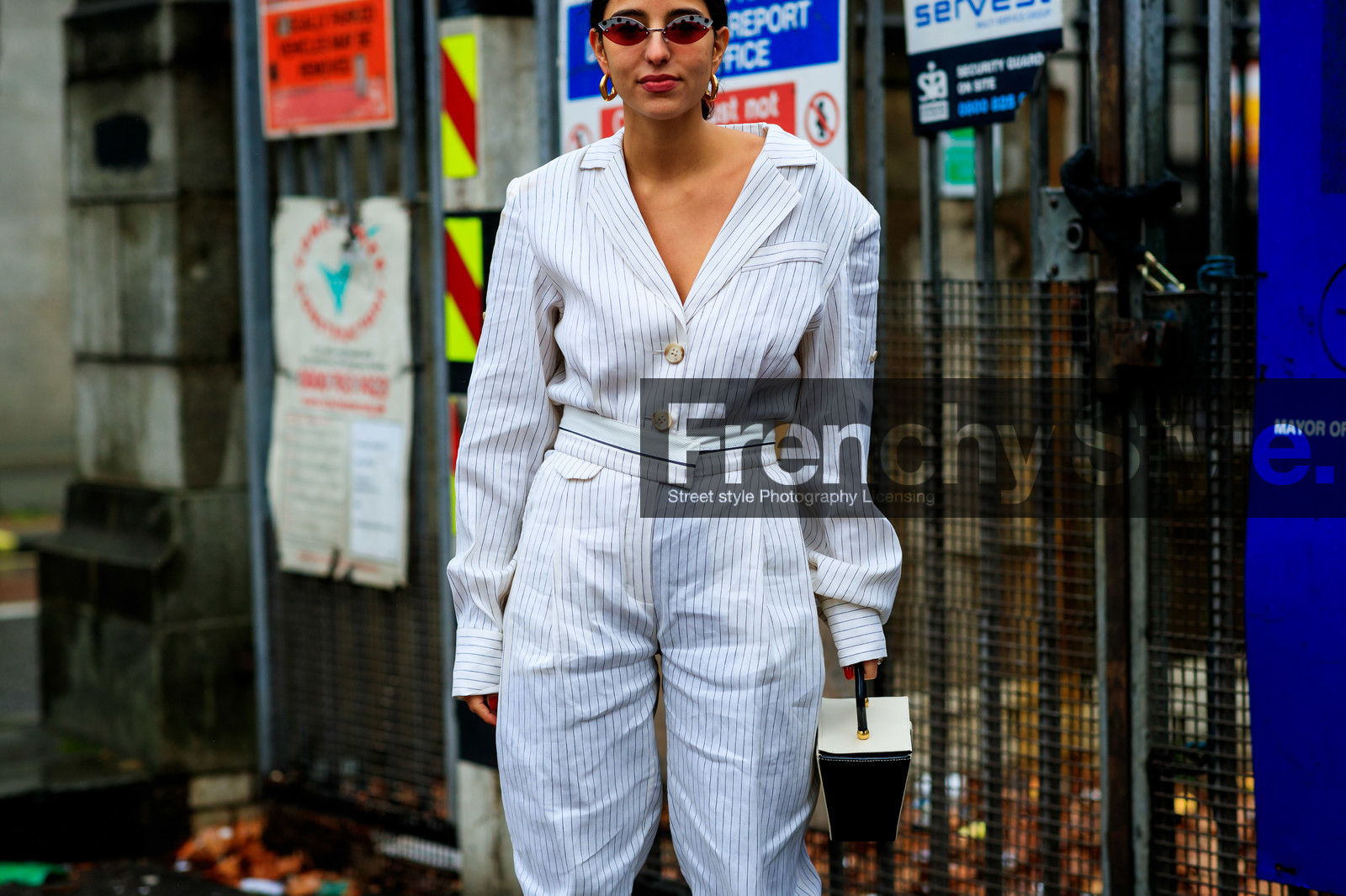 bettina looney, black and white bag, graphic bag, leather bag, printed bag, sunglasses, tone on tone, total look white, trousers, white jumpsuit, LONDON, LFW, fashion week, frenchystyle, FW, jonathan paciullo, street style, AUTUMN WINTER 2019-2020, AW 19-20, FW 19-20, FALL WINTER 2019-2020, horizontal, atmosphere details, detail