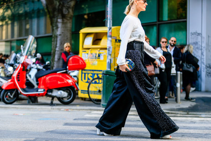 atmosphere details, black pants, detail, fashion week, frenchystyle, FW, horizontal, jonathan paciullo, leather bag, MFW, MILAN, SPRING SUMMER 2017, SS 17, street style, trousers, white top, wide pants