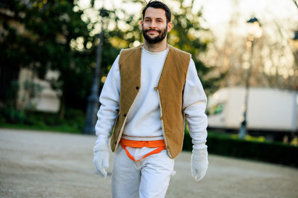 white sweatshirt, white trousers, orange tshirt, brown vest, sleeveless vest, white gloves, sporty look, fashion week, frenchystyle, FW, jonathan paciullo, street style, PARIS, PFW, SPRING SUMMER 2022, SS 22, atmosphere details, detail, horizontal, simon jacquemus