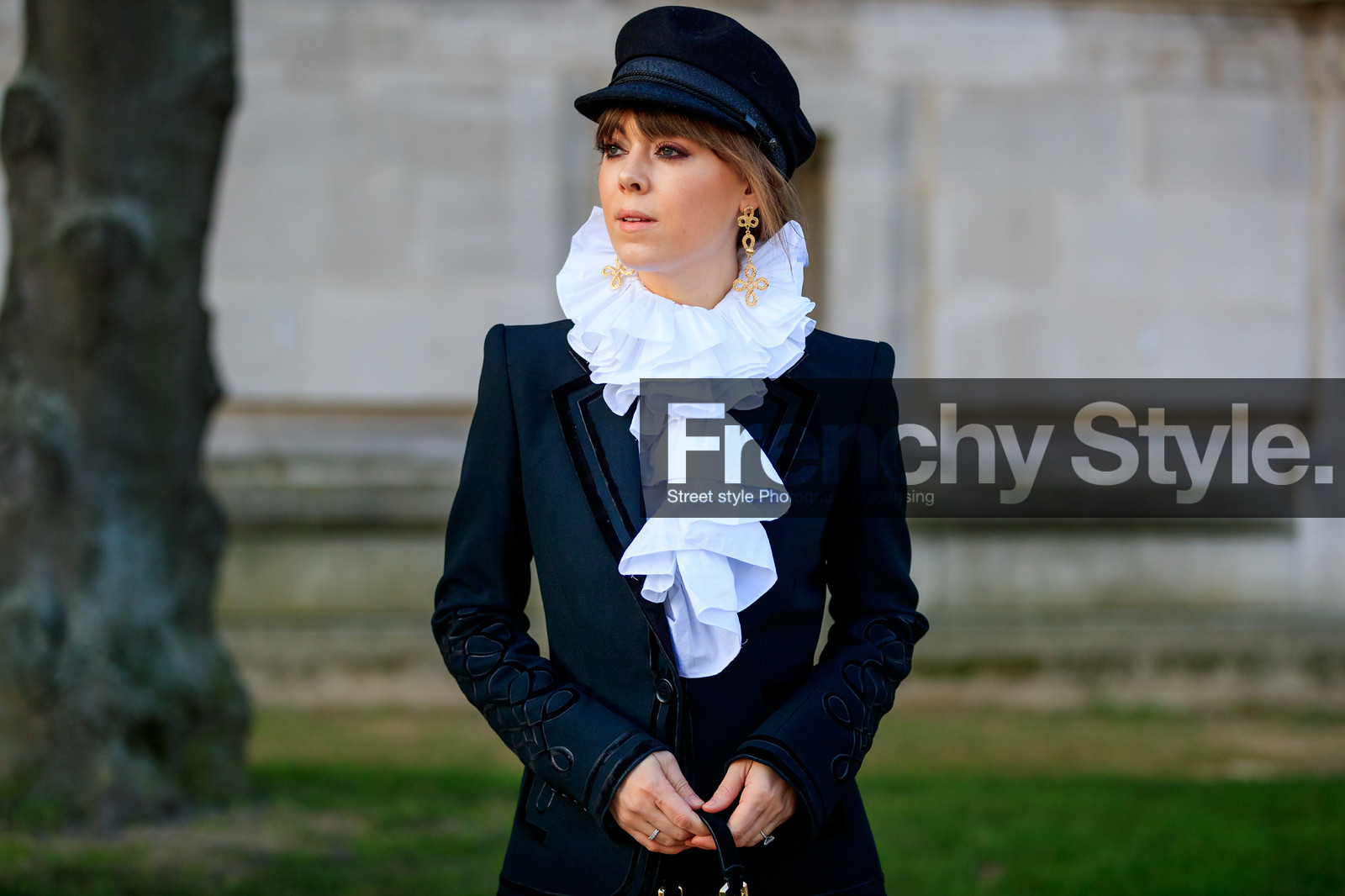 black hat, black jacket, blazer, earrings, ruffles, white shirt, street style, jonathan paciullo, FW, frenchystyle, fashion week, PFW, PARIS, AUTUMN WINTER 2018-2019, FALL WINTER 2018-2019, FW 18-19, horizontal, atmosphere details, jenny cipoletti