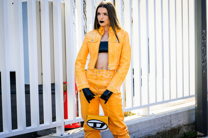 full diesel look, full yellow look, black cropped top, yellow handbag, yellow pattent pants, yellow cropped jacket, pattent jacket, black gloves, black lips, diesel logo bag, close up, julia fox, fashion week, frenchystyle, FW, jonathan paciullo, street style, MFW, MILAN, FALL WINTER 2022_2023, AUTUMN WINTER 2022-2023, FW 22-23, horizontal, atmosphere details