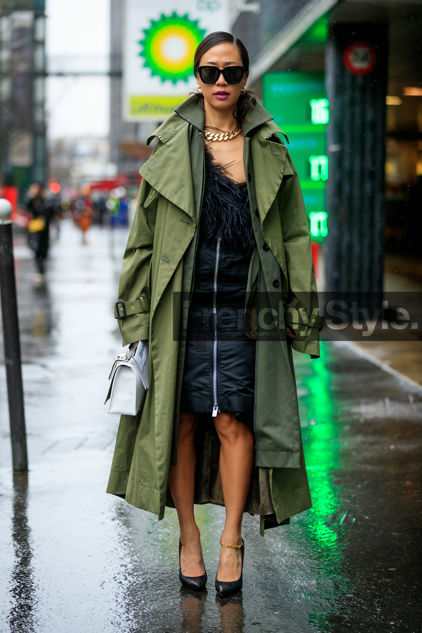 kaki trench coat, layered trenchcoat, black dress, zipped dress, feather dress, feather details, mid long dress, pump, black leather shoes, black sunglasses, white leather bag, golden necklace, big chain necklace, sacai trench coat, fashion week, frenchystyle, FW, jonathan paciullo, street style, PFW, PARIS, vertical, full length