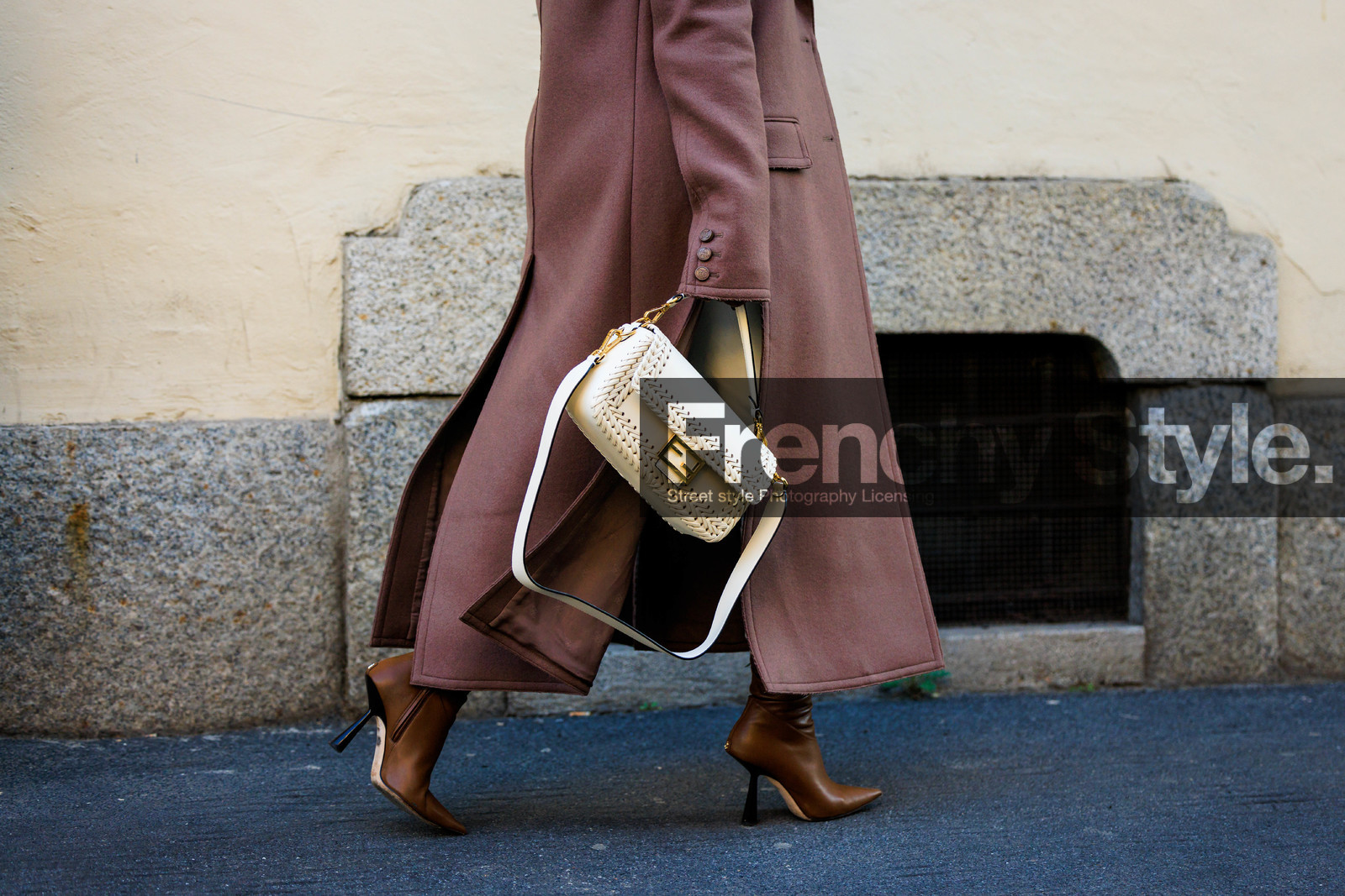 details, close up, back details, baguette fendi bag, white handbag, fendi handbag, heeled boots, brown boots, purple coat, fashion week, frenchystyle, FW, jonathan paciullo, street style, MFW, MILAN, FALL WINTER 2022_2023, AUTUMN WINTER 2022-2023, FW 22-23, horizontal, atmosphere details
