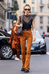 bag, belt, black belt, black shoes, brown bag, camel pants, hermes belt, leather bag, Mary Leest, plateform, print, printed bag, square sunglasses, suede pants, sunglasses, top, transparent, fashion week, frenchystyle, FW, jonathan paciullo, street style, SPRING SUMMER 2022, SS 22, MFW, MILAN, vertical, full length