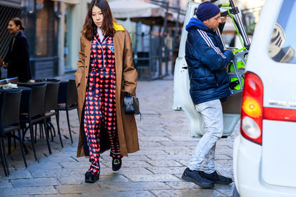 atmosphere details, AUTUMN WINTER 2017-2018, AW 17-18, black bag, black shoes, black wedges, camel coat, detail, FALL WINTER 2017-2018, fashion week, frenchystyle, FW, FW 17-18, graphic pants, graphic shirt, horizontal, jonathan paciullo, leather bag, leather shoes, MFW, MILAN, pajamas, printed pants, printed shirt, red pants, red shirt, street style, trousers