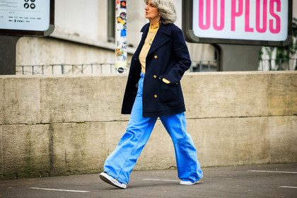 blue pants, blue coat, buttoned coat, beige shirt, necklace, sneakers, sophie fontanel, fashion week, frenchystyle, FW, jonathan paciullo, street style, AUTUMN WINTER 2022-2023, FALL WINTER 2022_2023, FW 22-23, PFW, PARIS, horizontal, atmosphere details, full length