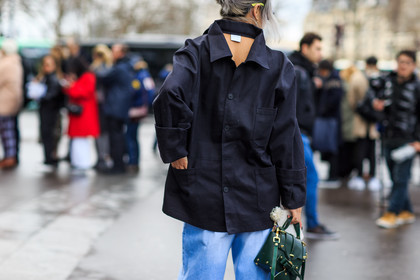 atmosphere details, AUTUMN WINTER 2016-2017, AW 16-17, back detail, backwards, black shirt, blue denim, denim pants, detail, emerald, FALL WINTER 2016-2017, fashion week, frenchystyle, FW, FW 16-17, green bag, horizontal, jeans, jonathan paciullo, leather bag, PARIS, PFW, street style, trousers, vêtements